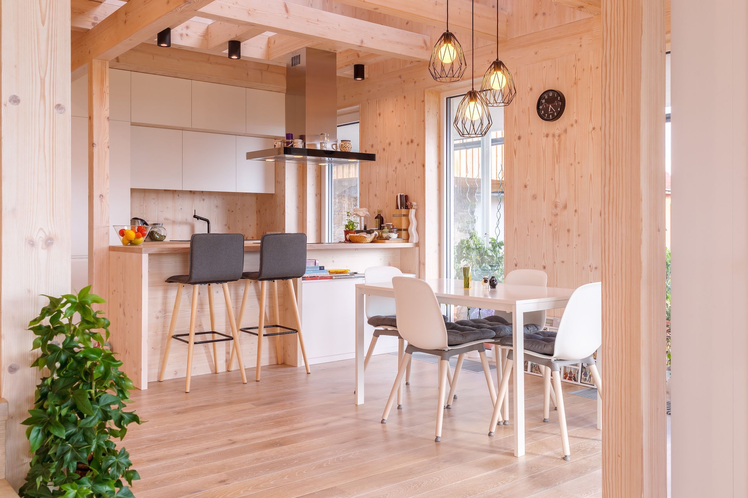 Moderní dřevostavba citlivě začleněna mezi tradiční domy