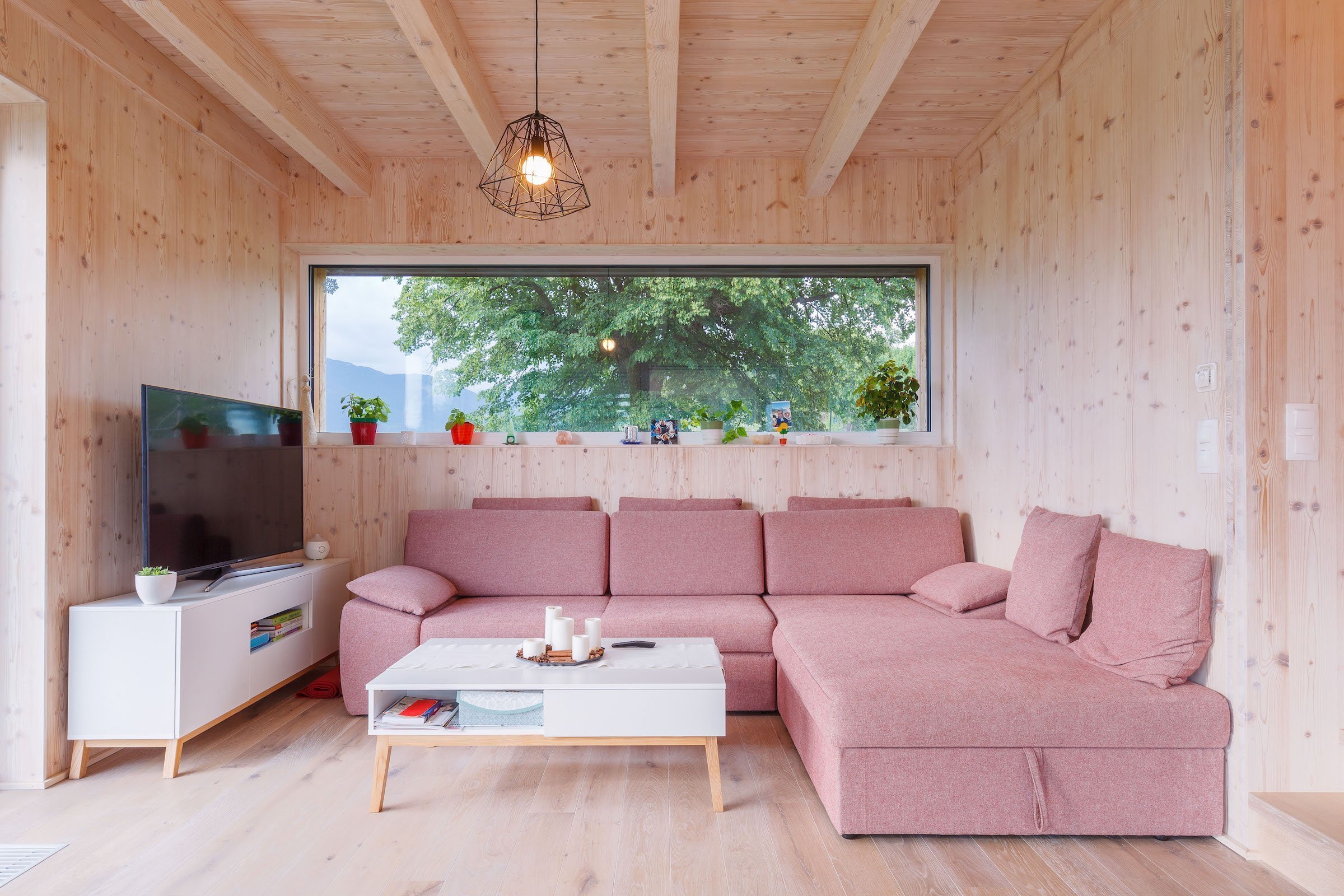 Moderní dřevostavba citlivě začleněna mezi tradiční domy