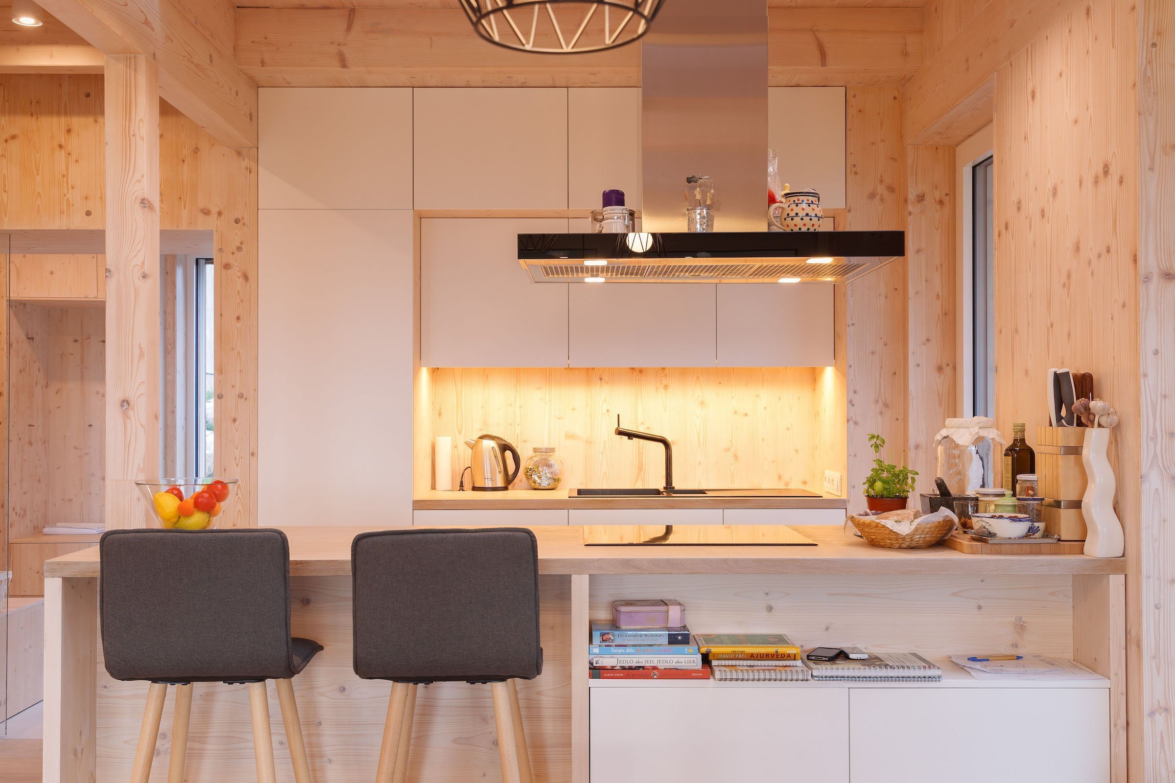 Moderní dřevostavba citlivě začleněna mezi tradiční domy