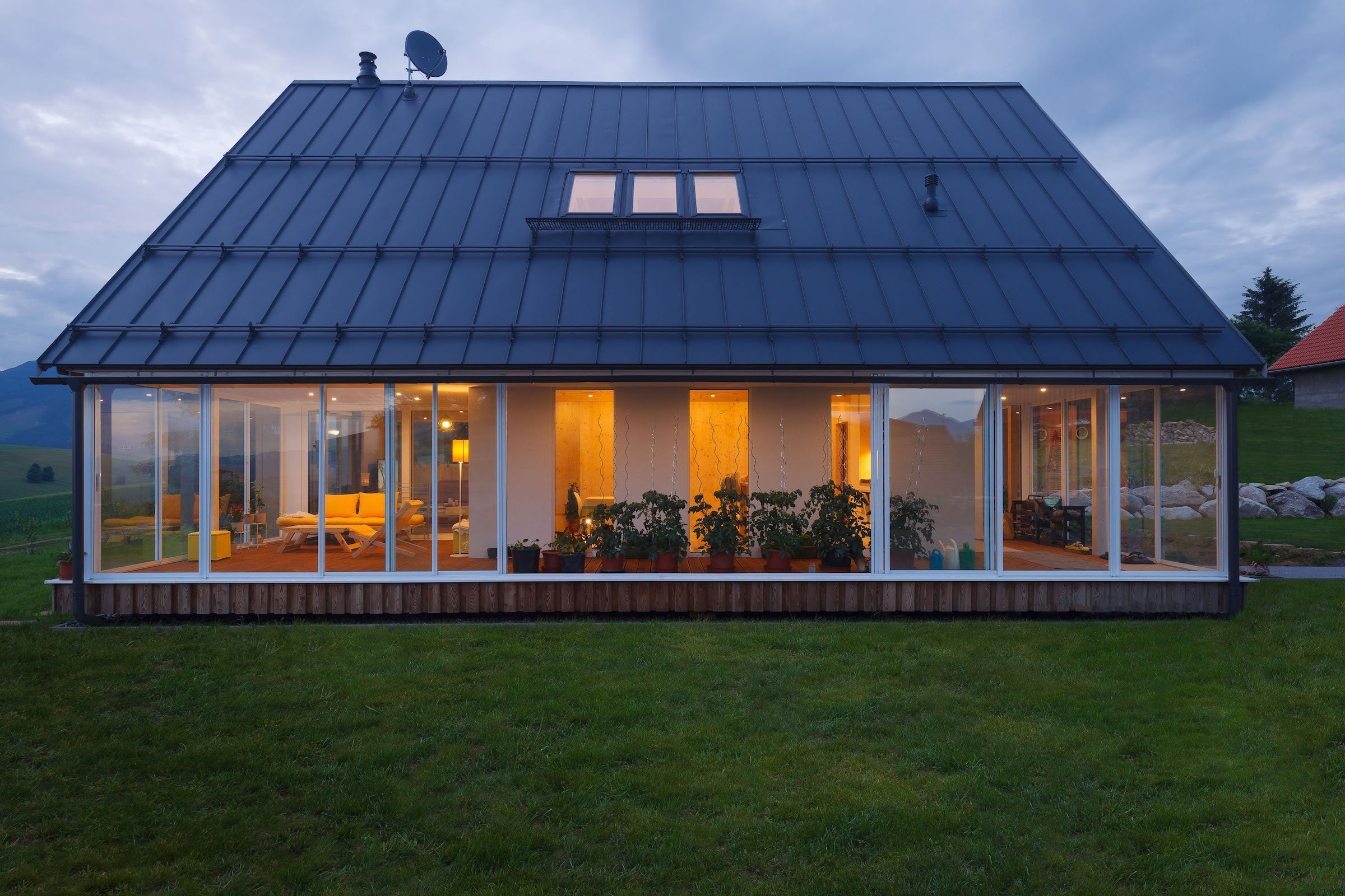 Moderní dřevostavba citlivě začleněna mezi tradiční domy