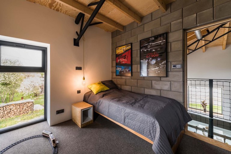 Rekonstrukce domu ze 70. let s industriálním interiérem