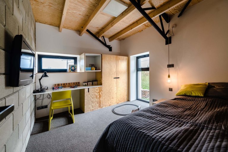 Rekonstrukce domu ze 70. let s industriálním interiérem