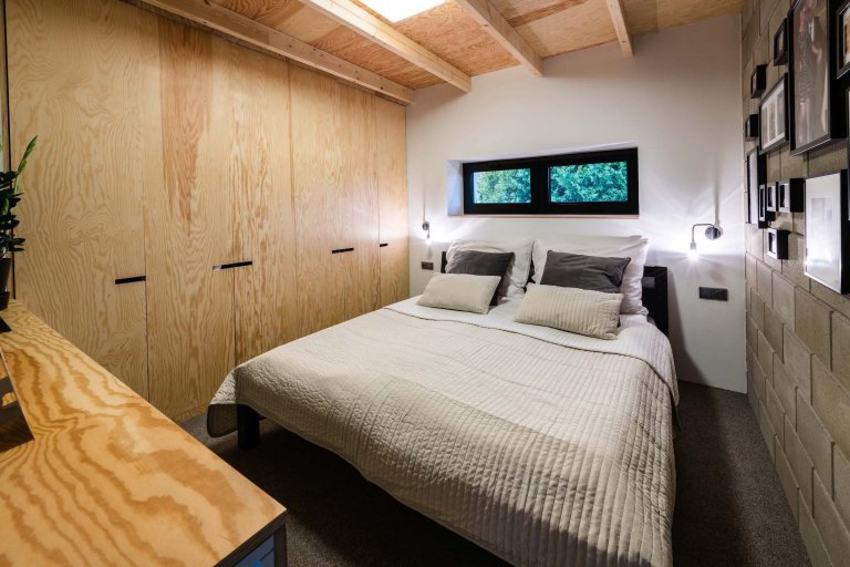 Rekonstrukce domu ze 70. let s industriálním interiérem