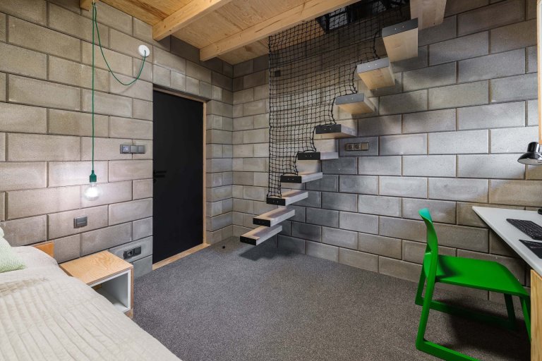 Rekonstrukce domu ze 70. let s industriálním interiérem