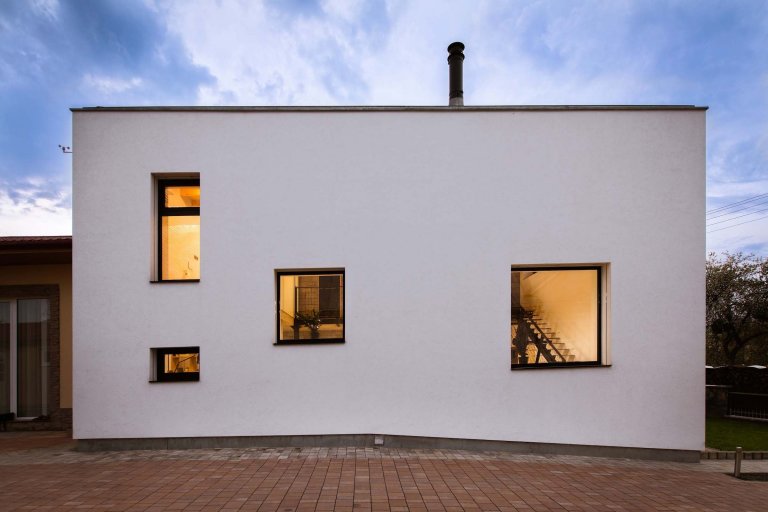 Rekonstrukce domu ze 70. let s industriálním interiérem