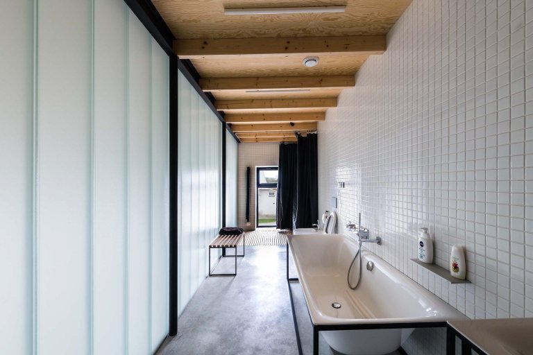 Rekonstrukce domu ze 70. let s industriálním interiérem