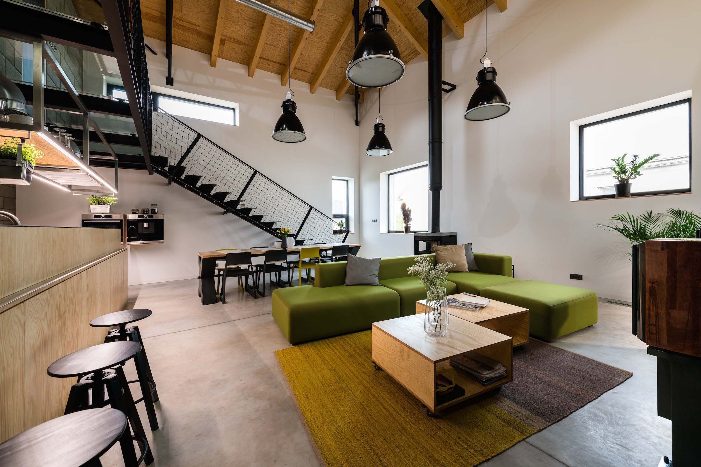 Rekonstrukce domu ze 70. let s industriálním interiérem