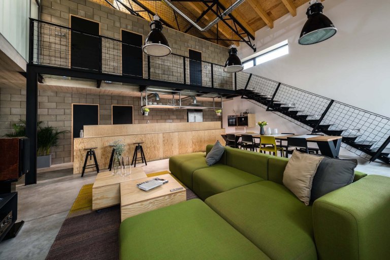 Rekonstrukce domu ze 70. let s industriálním interiérem