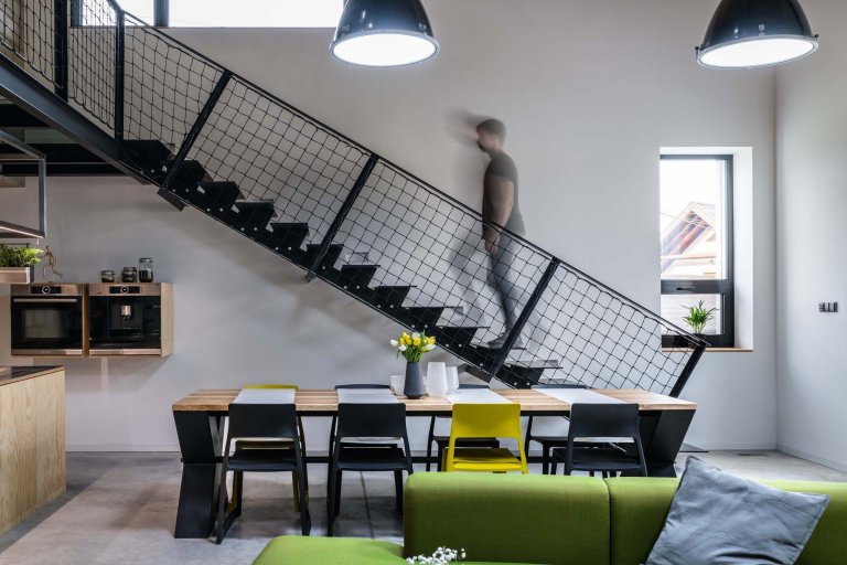 Rekonstrukce domu ze 70. let s industriálním interiérem