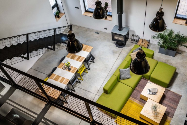 Rekonstrukce domu ze 70. let s industriálním interiérem