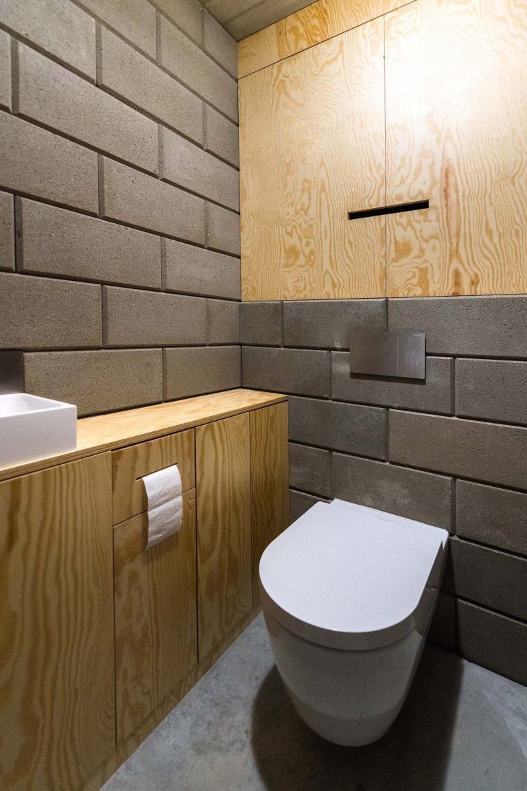 Rekonstrukce domu ze 70. let s industriálním interiérem