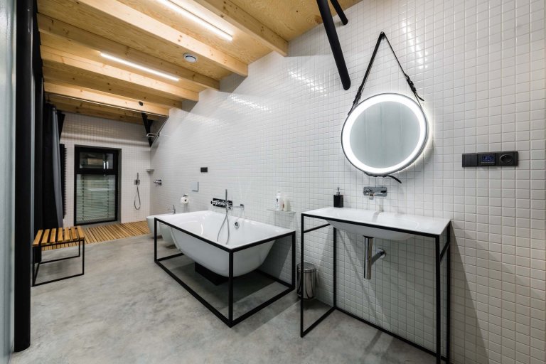 Rekonstrukce domu ze 70. let s industriálním interiérem