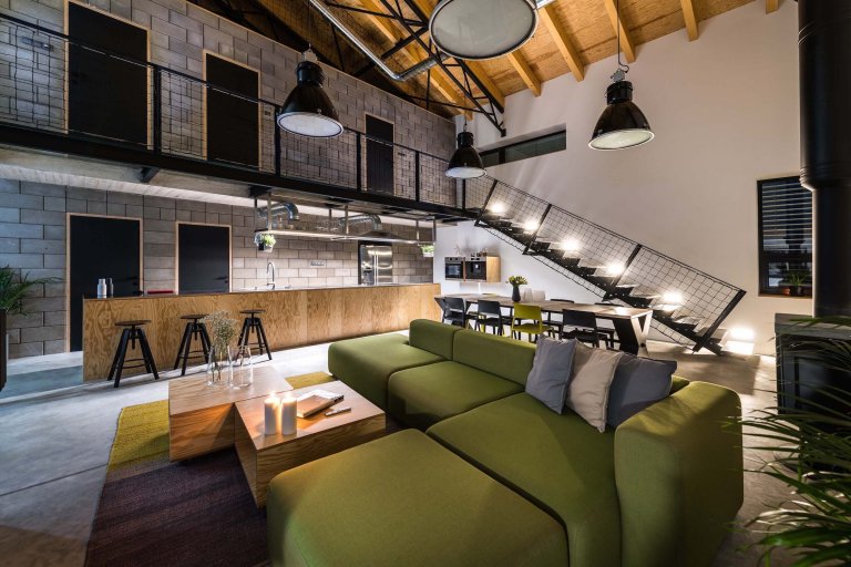 Rekonstrukce domu ze 70. let s industriálním interiérem