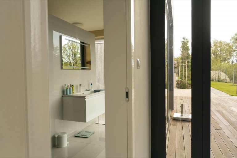 Jednopodlažní dům se zelenou střechou