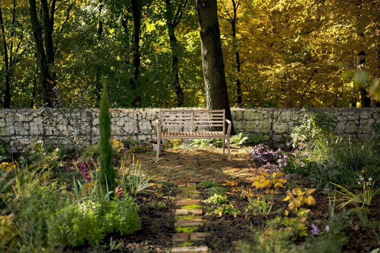 Jednopodlažní dům se zelenou střechou