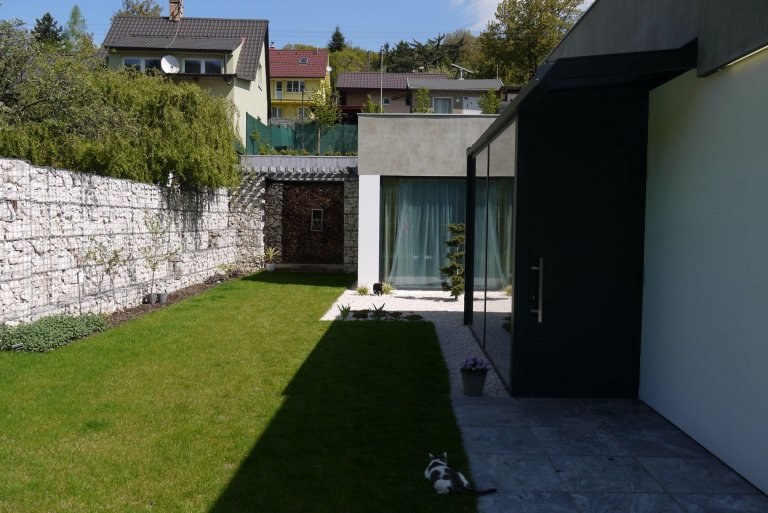 Jednopodlažní dům se zelenou střechou