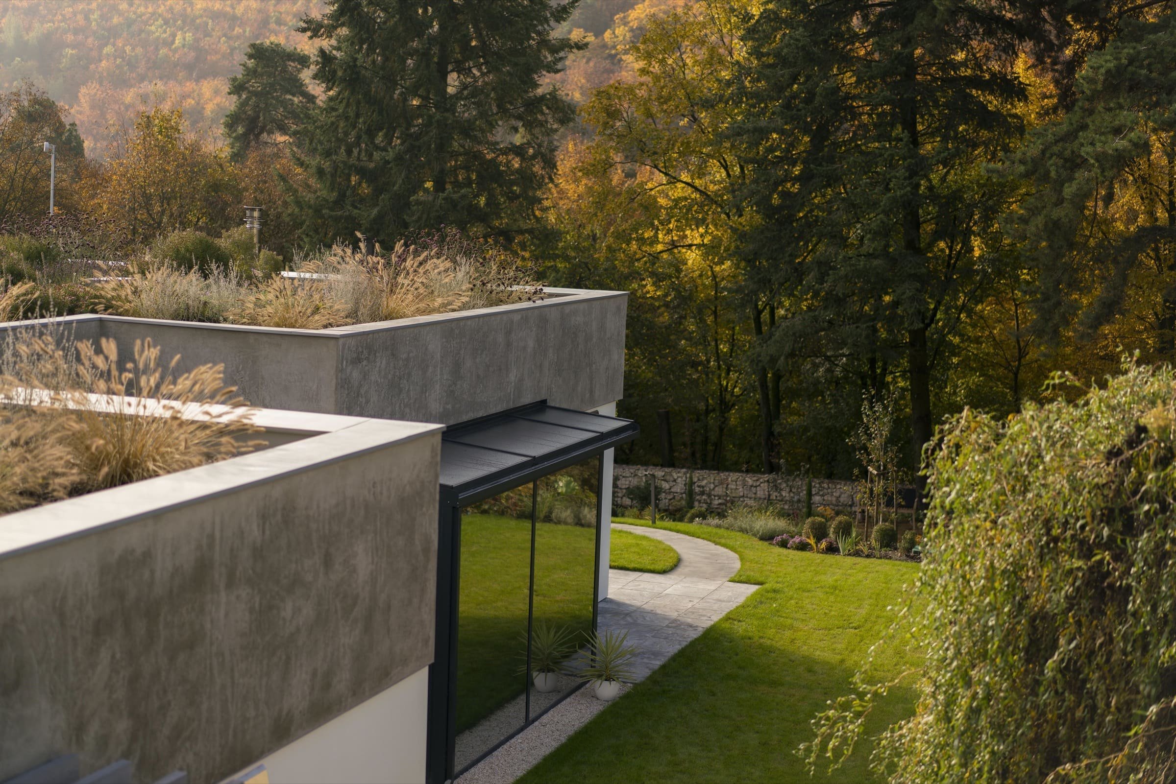 Jednopodlažní dům se zelenou střechou