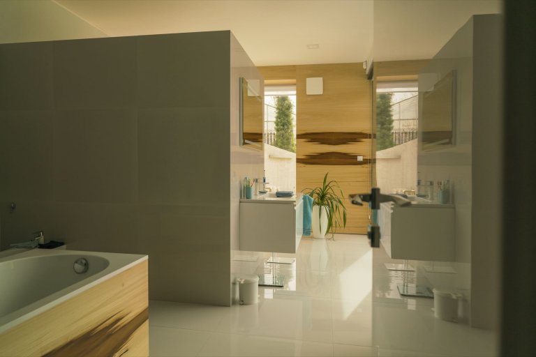 Jednopodlažní dům se zelenou střechou