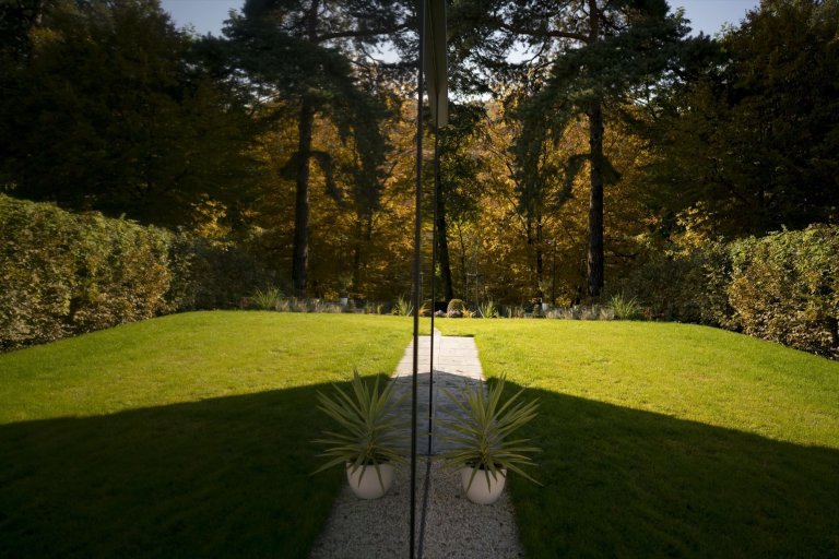 Jednopodlažní dům se zelenou střechou