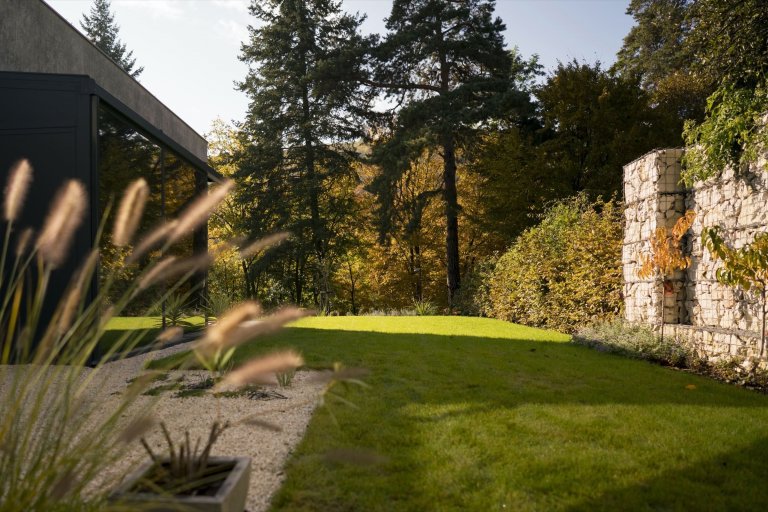 Jednopodlažní dům se zelenou střechou