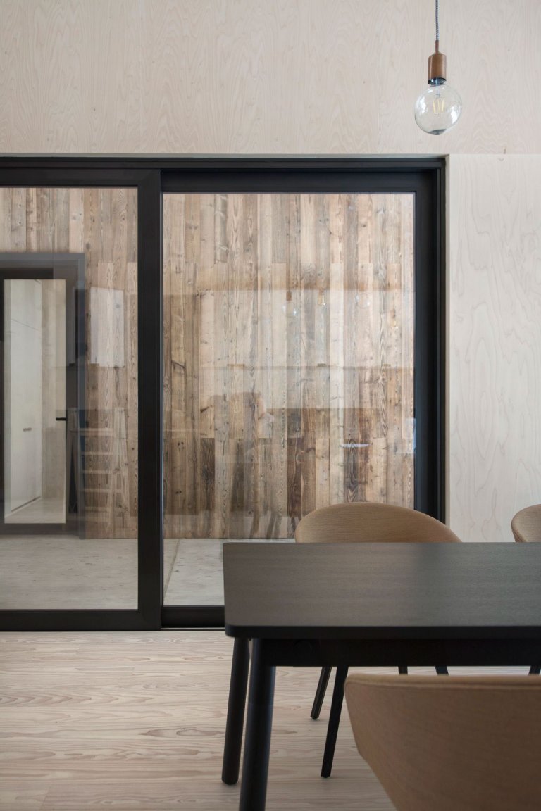 Dům propojený lesem