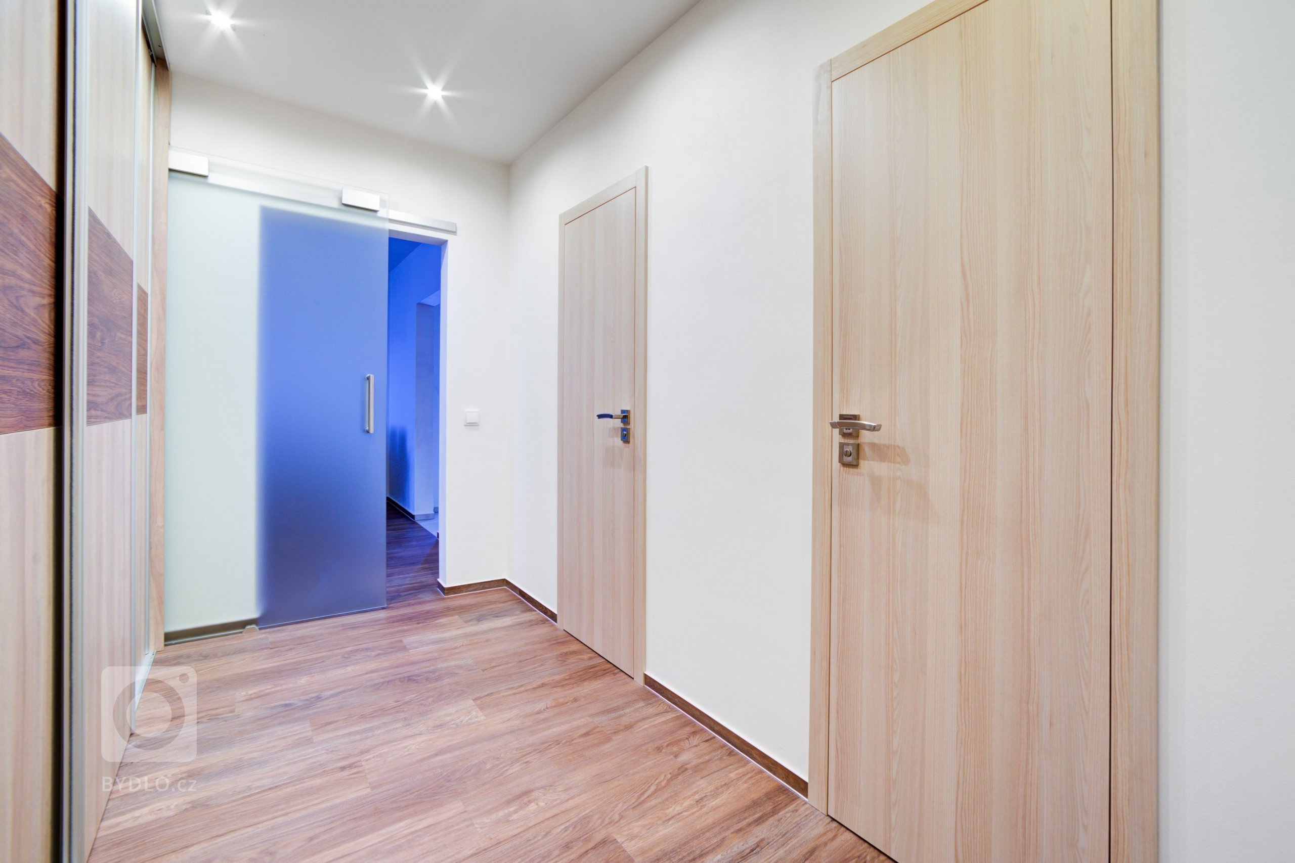 Interiérové dveře ve světlém povrchu CPL laminátu dodají vašemu bydlení stylový vzhled. Ano, i takto může vypadat&nbsp;byt v paneláku, který je starší více jak…