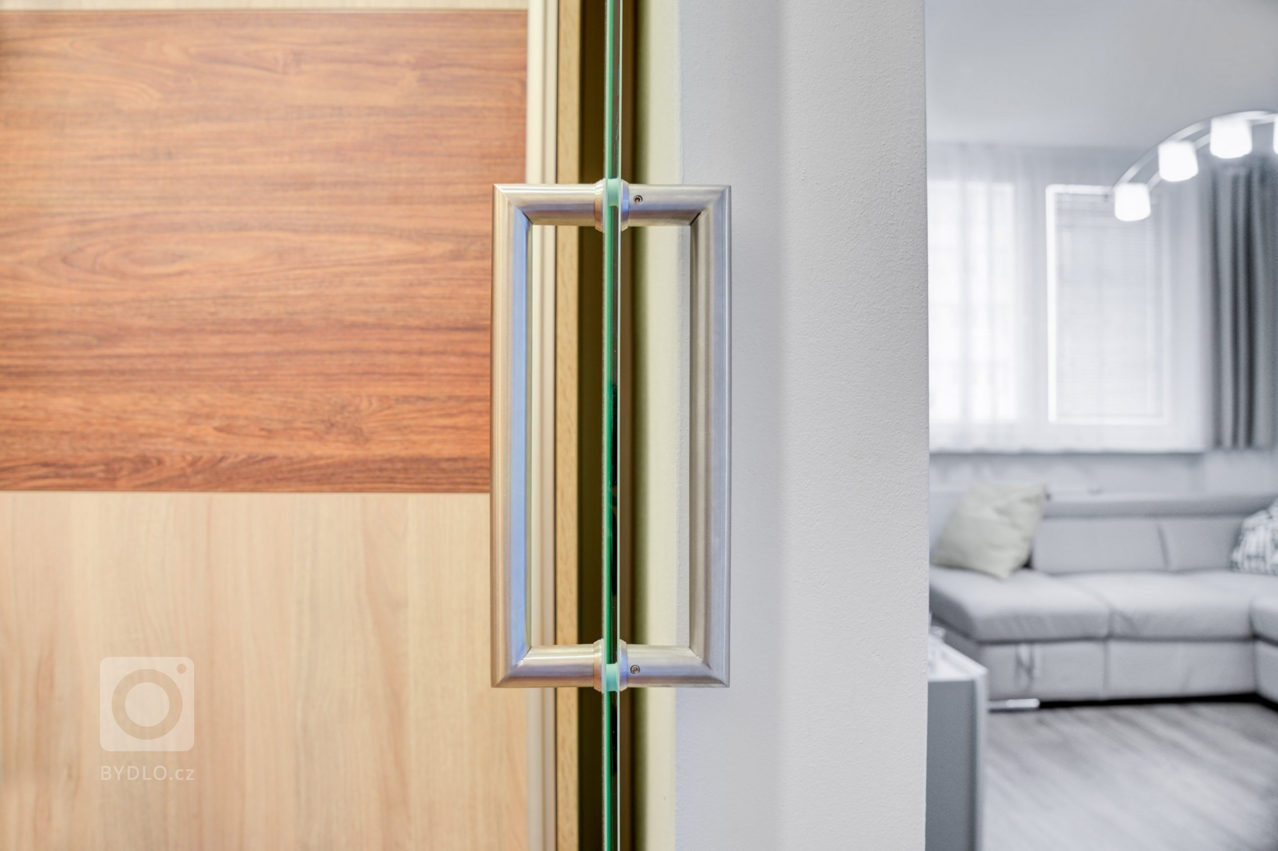 Interiérové dveře ve světlém povrchu CPL laminátu dodají vašemu bydlení stylový vzhled. Ano, i takto může vypadat&nbsp;byt v paneláku, který je starší více jak…