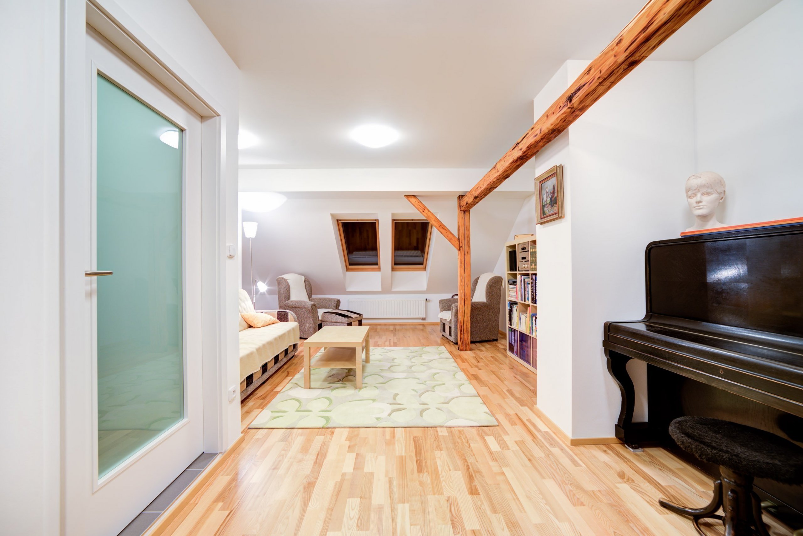 Do podkrovního obývacího pokoje jsme instalovali dýhovanou podlahu v dekoru Jasan. K původním dubovým trámům se díky své pestrosti podlaha skvěle hodí,…