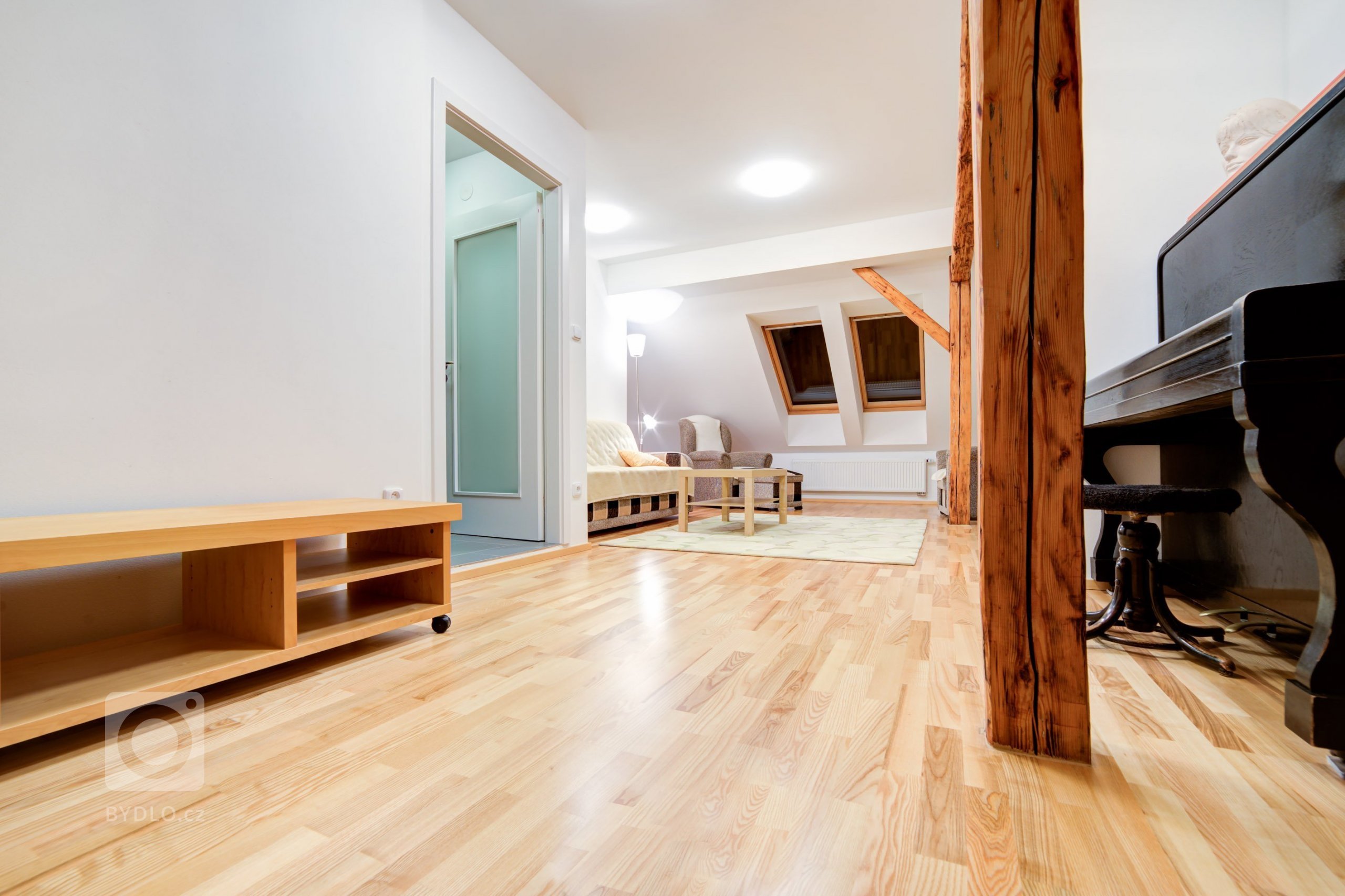 Do podkrovního obývacího pokoje jsme instalovali dýhovanou podlahu v dekoru Jasan. K původním dubovým trámům se díky své pestrosti podlaha skvěle hodí,…