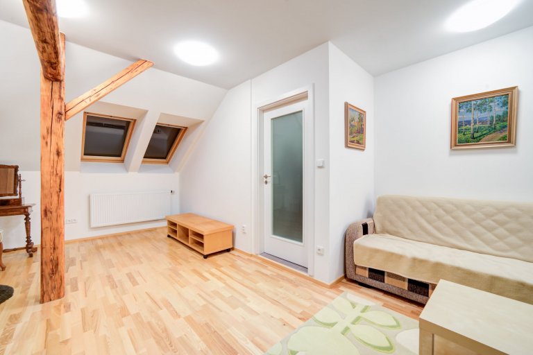 Do podkrovního obývacího pokoje jsme instalovali dýhovanou podlahu v dekoru Jasan. K původním dubovým trámům se díky své pestrosti podlaha skvěle hodí,…