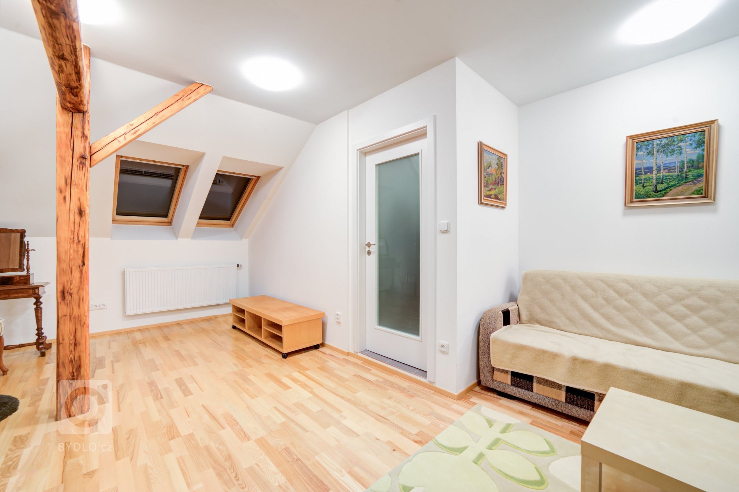 Do podkrovního obývacího pokoje jsme instalovali dýhovanou podlahu v dekoru Jasan. K původním dubovým trámům se díky své pestrosti podlaha skvěle hodí,…