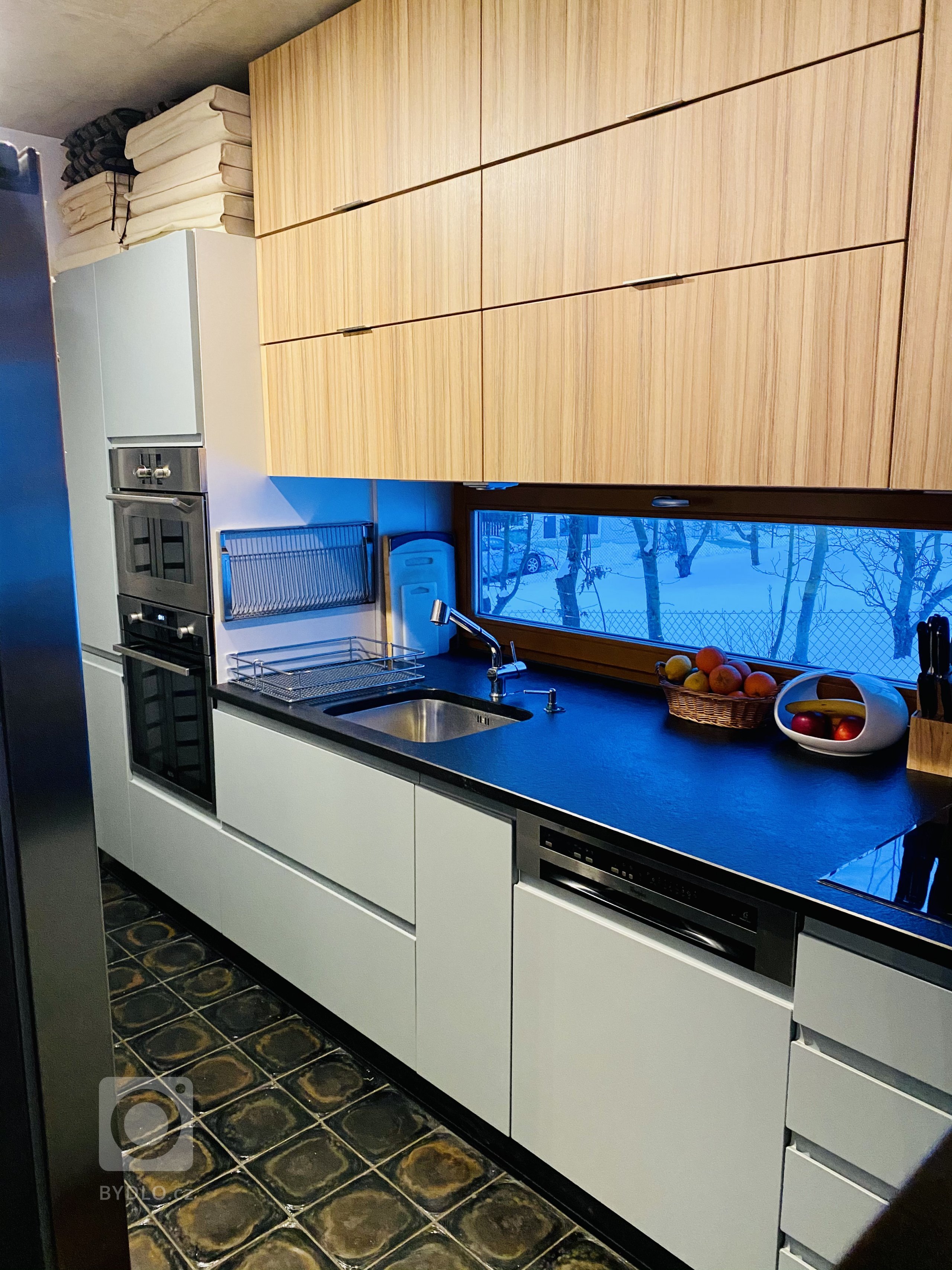 Refresh 13 let staré kuchyně proběhl poměrně hladce a za pár hodin byla původní červená kuchyně Reflexa v lesku změněna na novinku roku 2020 -matnou šedo…