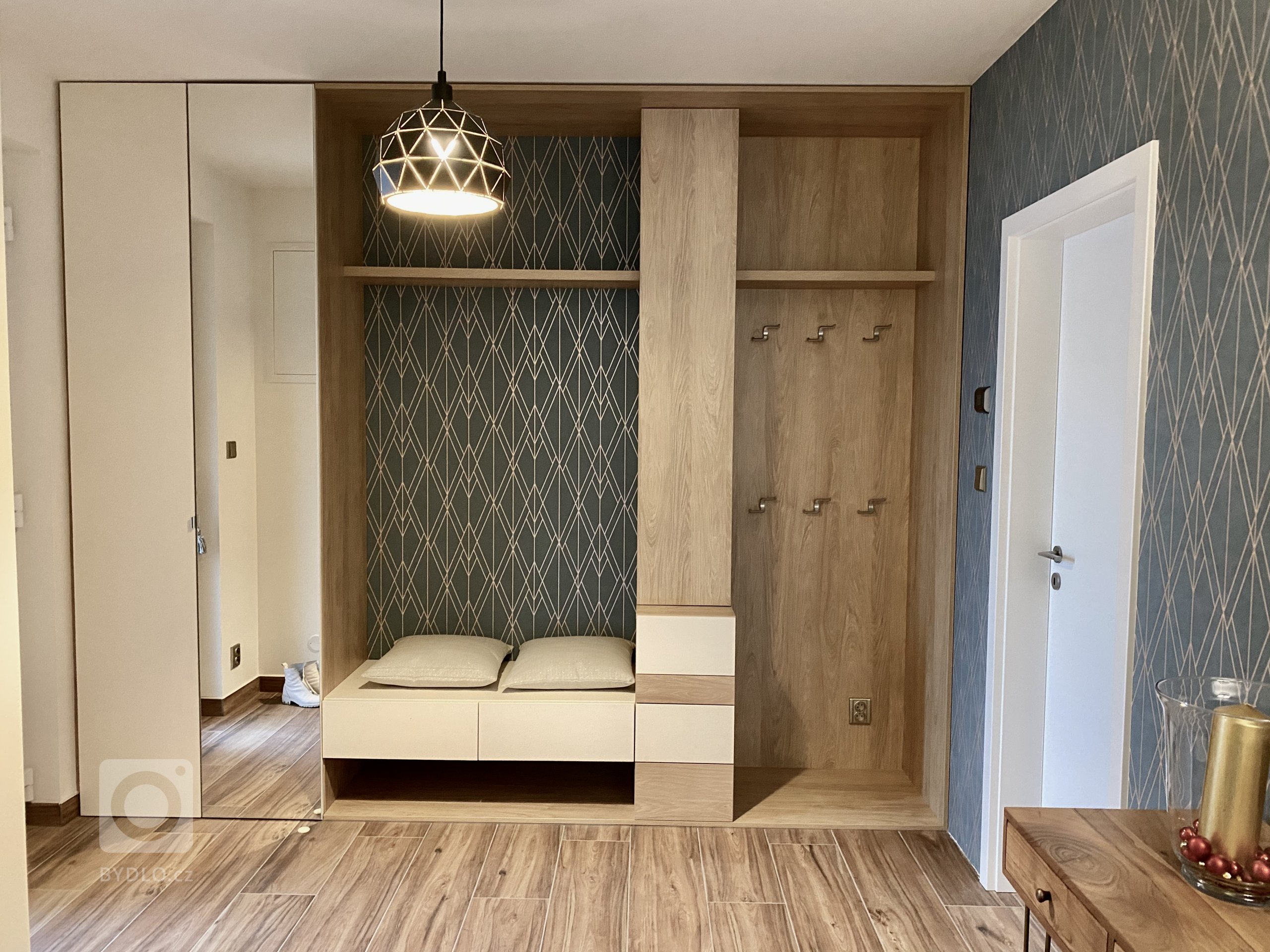 Rodinný dům Stradonice.

Realizace interiérů dřevostavby pro rodinu s odrostlými dětmi. Hlavním požadavkem byl&nbsp;vzdušný a světlý interiér s důrazem na…