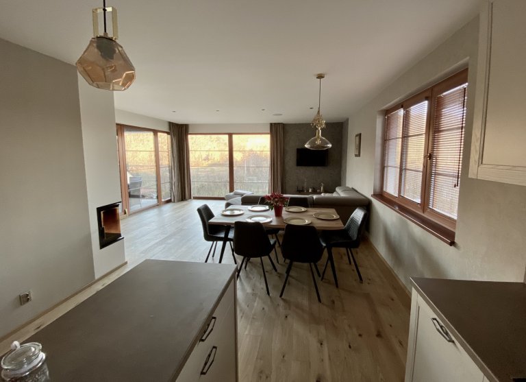 Rodinný dům Stradonice.

Realizace interiérů dřevostavby pro rodinu s odrostlými dětmi. Hlavním požadavkem byl&nbsp;vzdušný a světlý interiér s důrazem na…