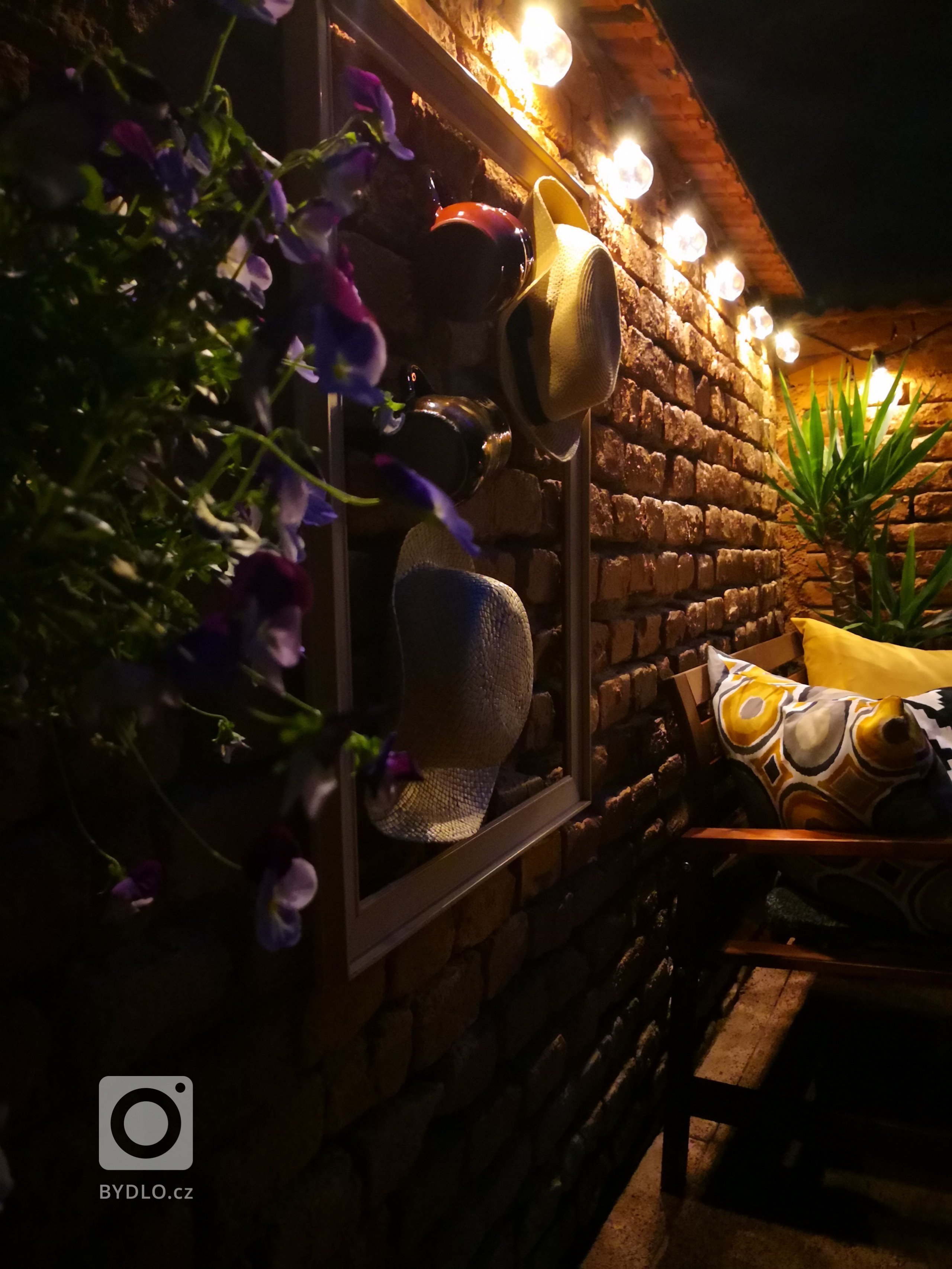 Starý rám sjednotil vzpomínky z dětství, lásku k Beskydům i klobouky pro dobrou náladu.
