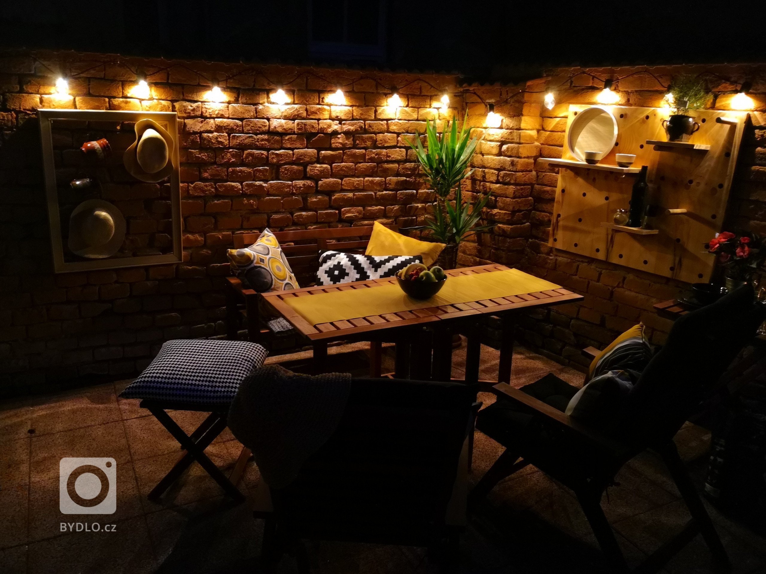 Terasa v noci dostává úplně jiný rozměr.
