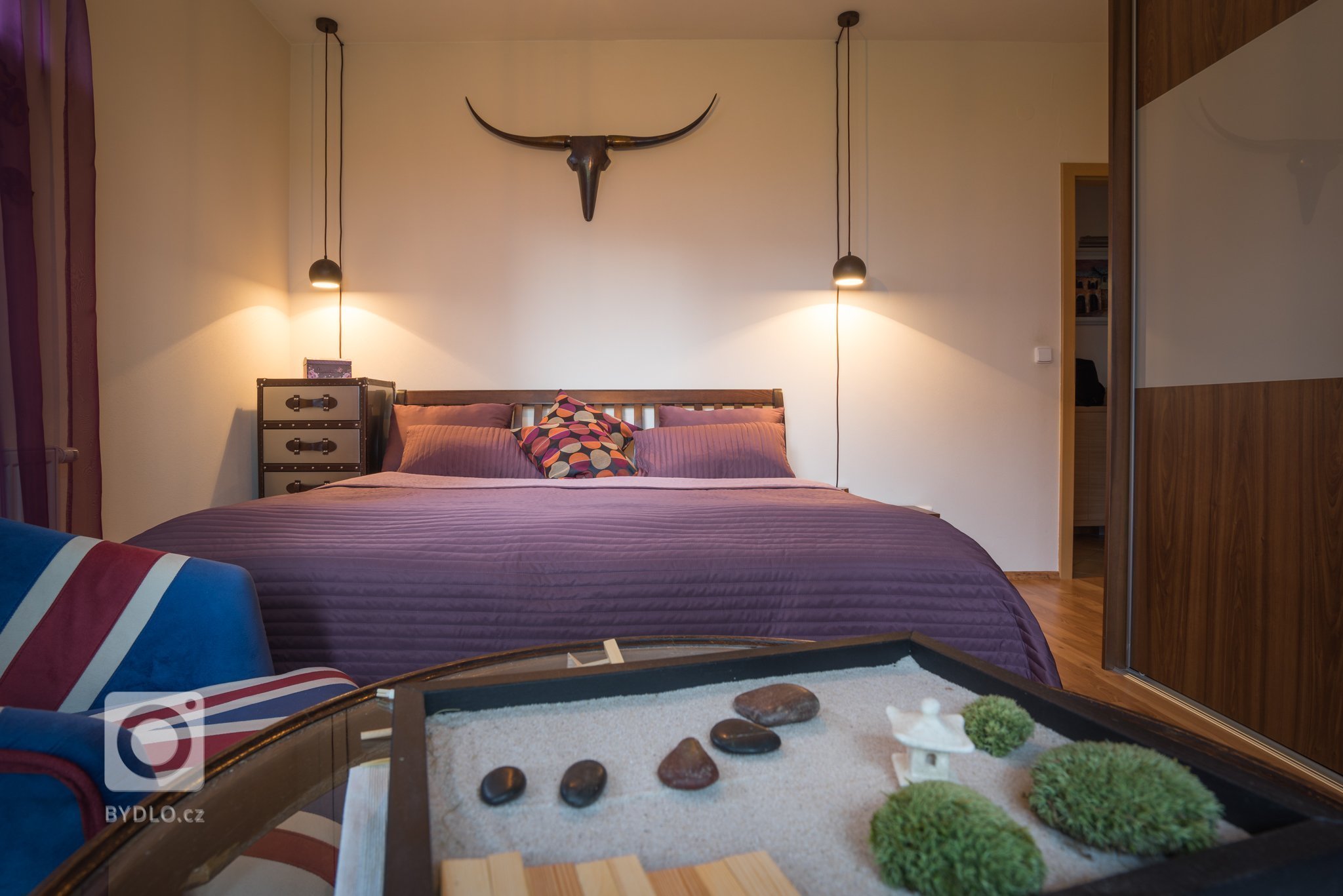 Kufry, trofej, kožešina, křeslo, anglická vlajka, suvenýry ze všech koutu světa. Magická fialová barva. Co víc dodat &hellip;
