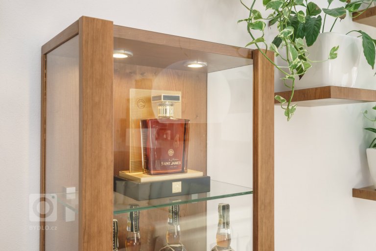 Majitelé už delší dobu plánovali, že původní provizorní nábytek, z&nbsp;předchozího bydlení vymění za funkční a nadčasové designové kousky. Chyběl ale čas,…