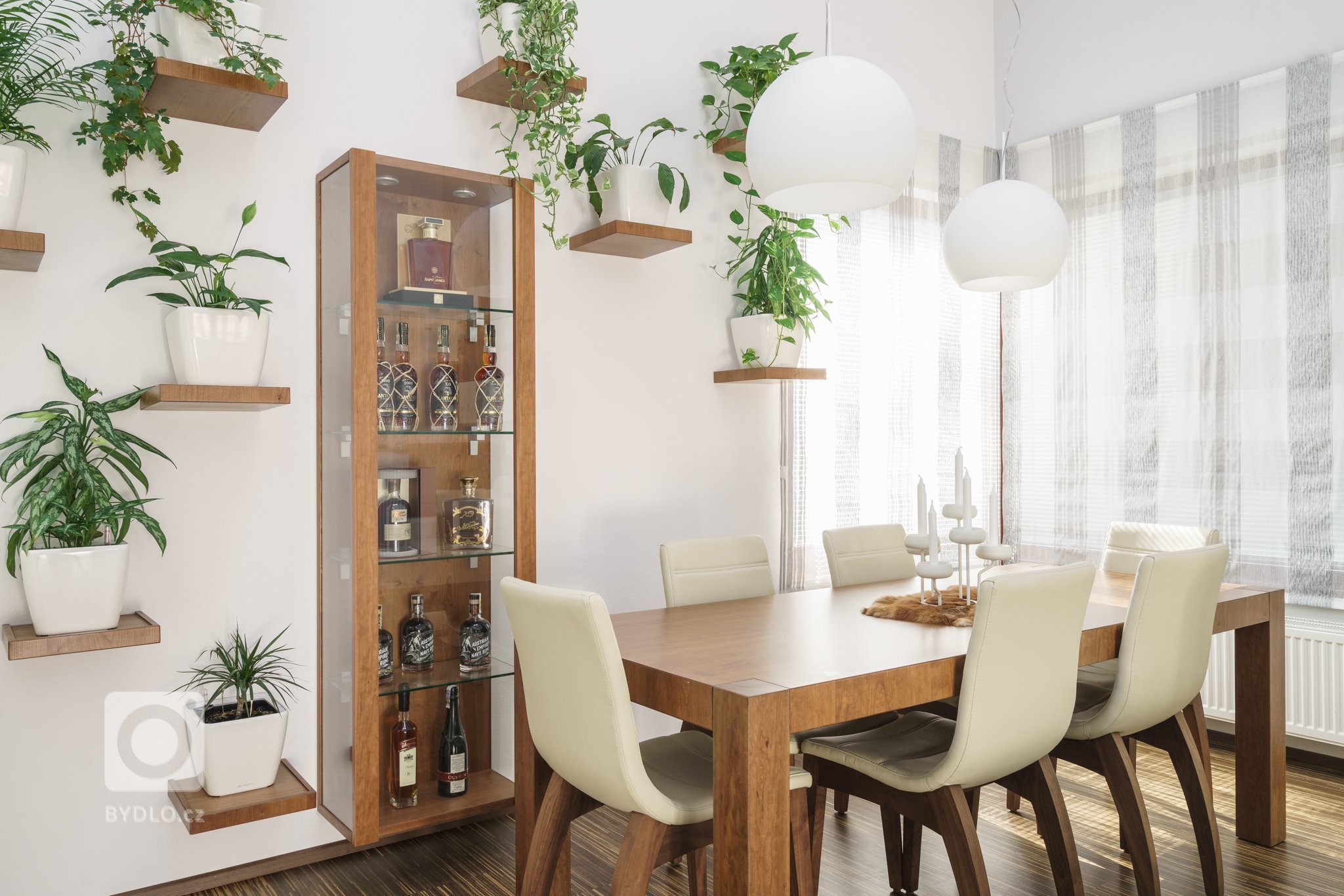 Majitelé už delší dobu plánovali, že původní provizorní nábytek, z&nbsp;předchozího bydlení vymění za funkční a nadčasové designové kousky. Chyběl ale čas,…