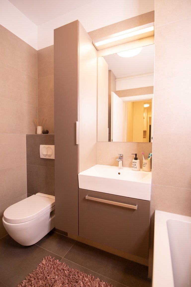 Hloubka skříně je navržená tak, aby nebránila pohodlnému přístupu  k toaletě. 