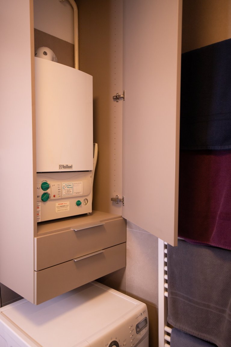 Nevzhledný kotel byl schován do skříňky s úložním prostorem.