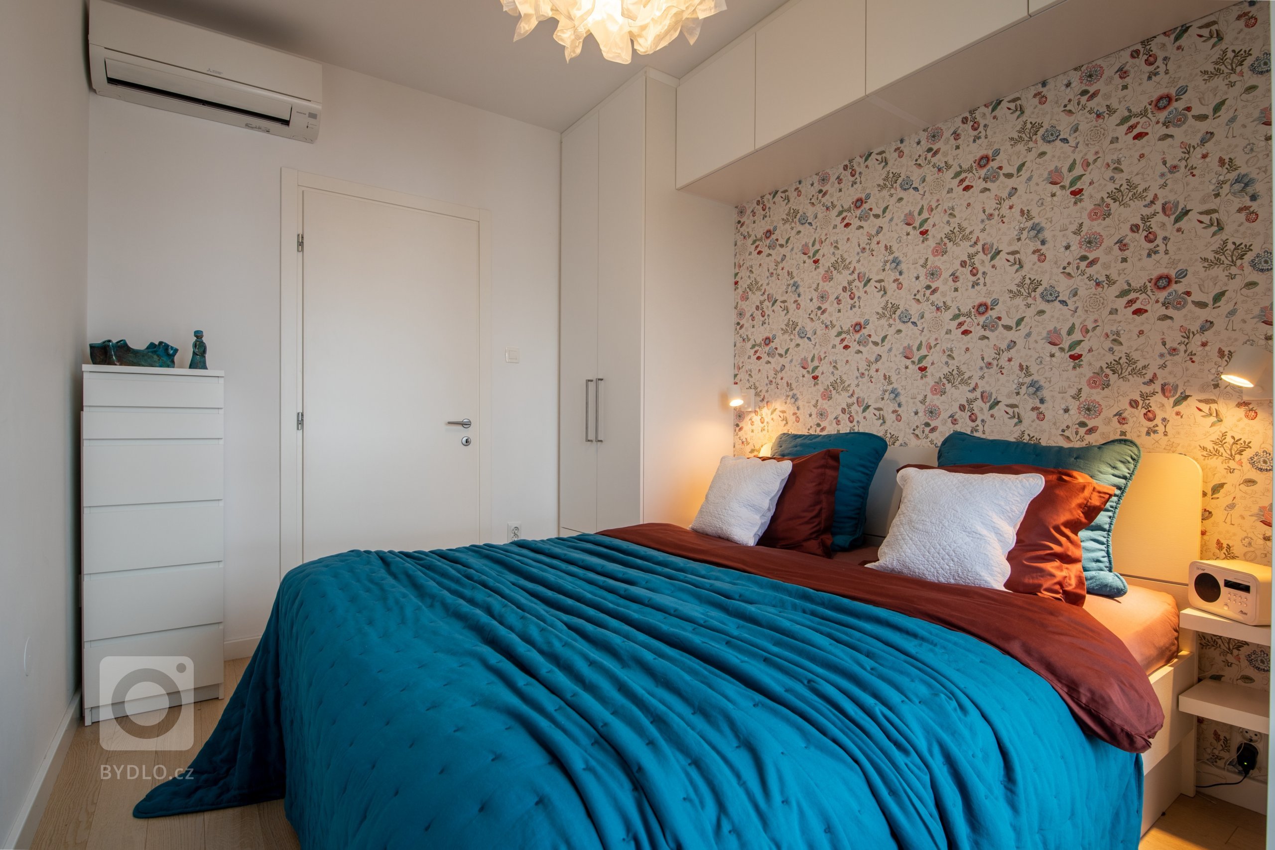 Jedna ložnice dvě tváře... Denní romantická a večerní dramatická &nbsp;. Vybírat můžete dle nálady &nbsp;.
Navržená tapeta holandského výrobce Eijffinger vám…