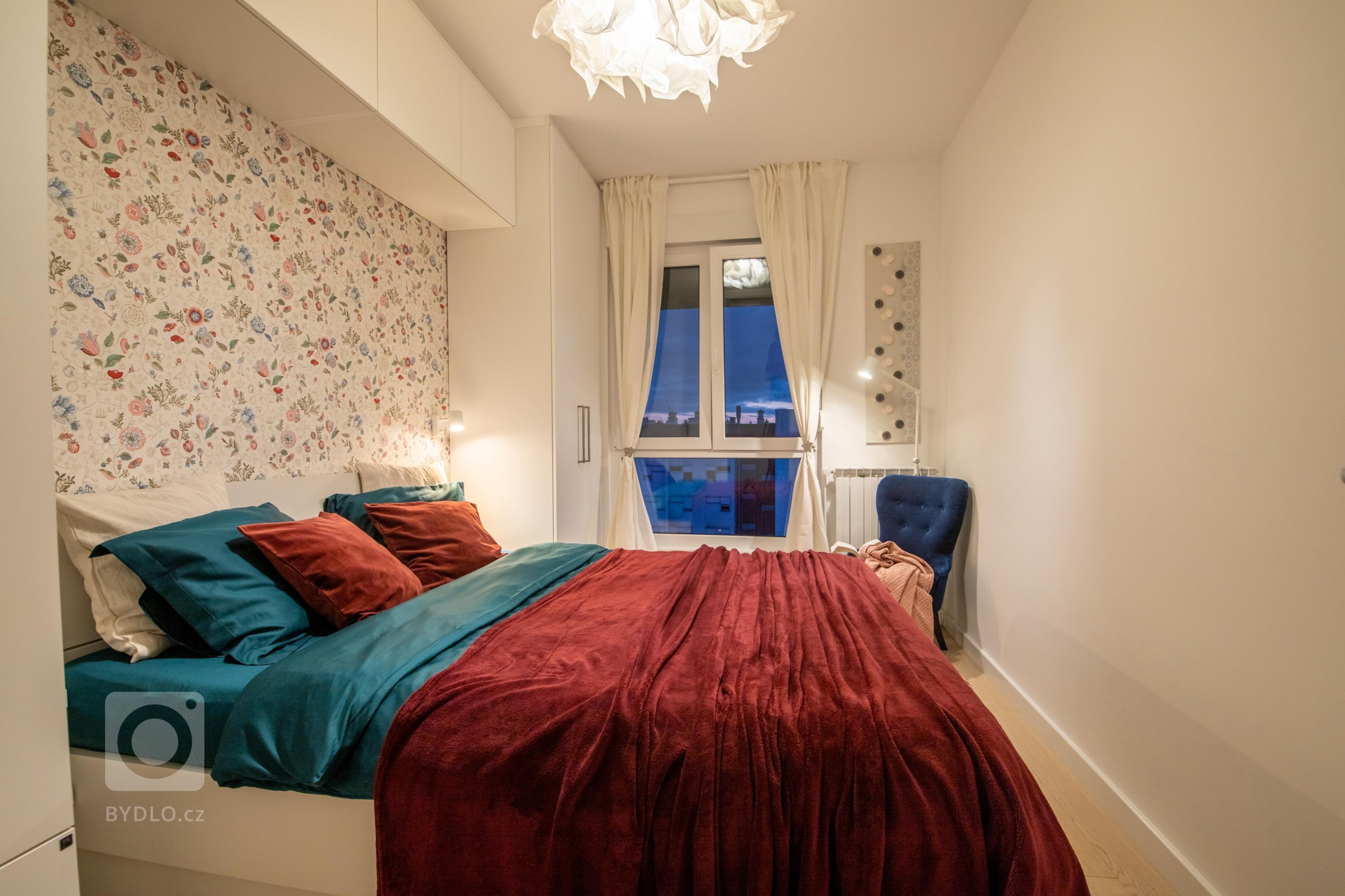 Jedna ložnice dvě tváře... Denní romantická a večerní dramatická &nbsp;. Vybírat můžete dle nálady &nbsp;.
Navržená tapeta holandského výrobce Eijffinger vám…