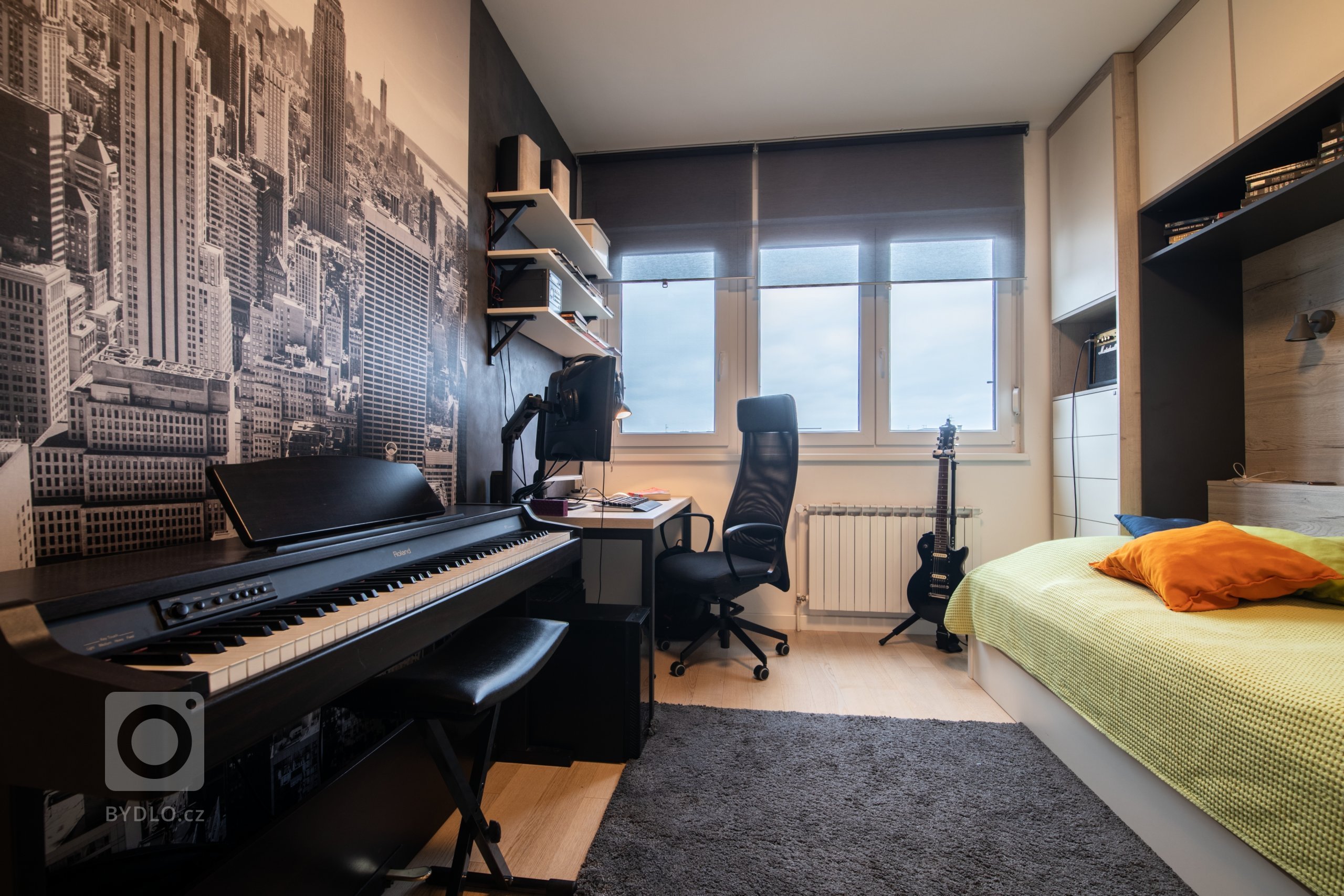 Interiér studentského pokoje pro mladého nadaného hudebníka. Zvolené barvy odráží věk a povahu studenta. I přes to, že vestavěný nábytek poskytuje dostatek…