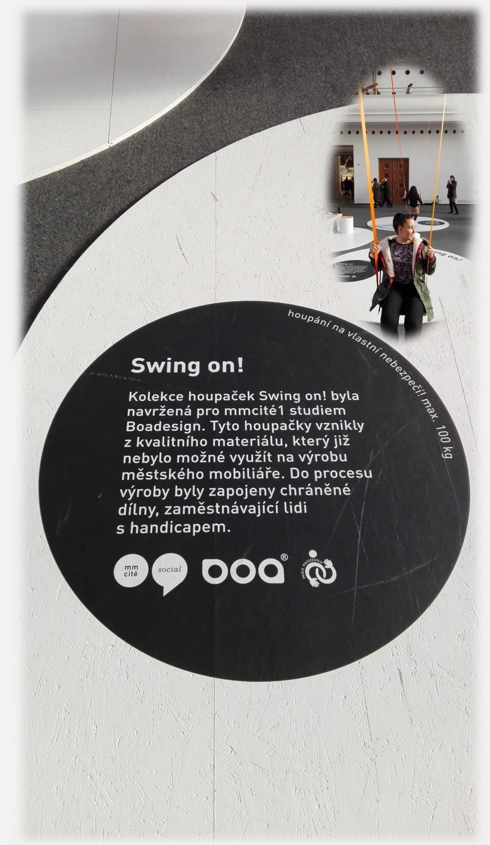 Zase se ukázalo, že vše musí mít příběh. Ukázala to společnost MM cité a jejích houpačka Swing On. Při pohledu na ní mi bylo líto všech podobných houpaček, z přírodních materiálů, vyrobených s láskou třeba prarodičů k vnoučatům. Škoda, že se nedočkaly takové slávy, určitě by si je zasloužily.  