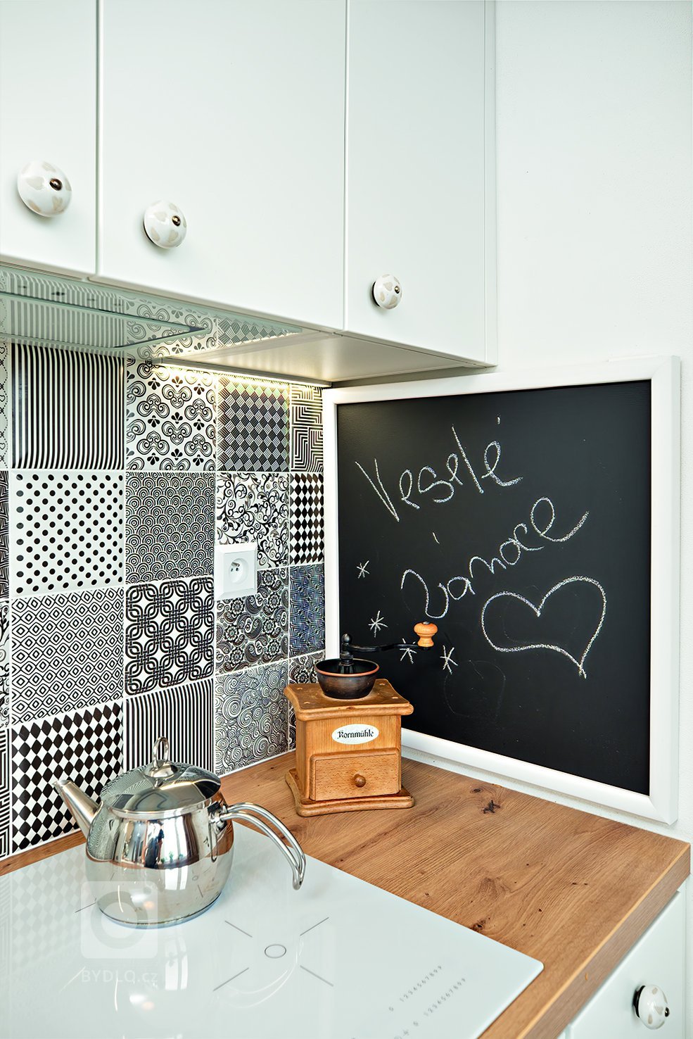 Magnetická a psací tabule vyrobená na zakázku nejen, že poskytuje prostor na vzkazy a recepty ale i chrání boční stěnu. Je takovým vtipným prodloužením obkladu použitých mezi linkou.   