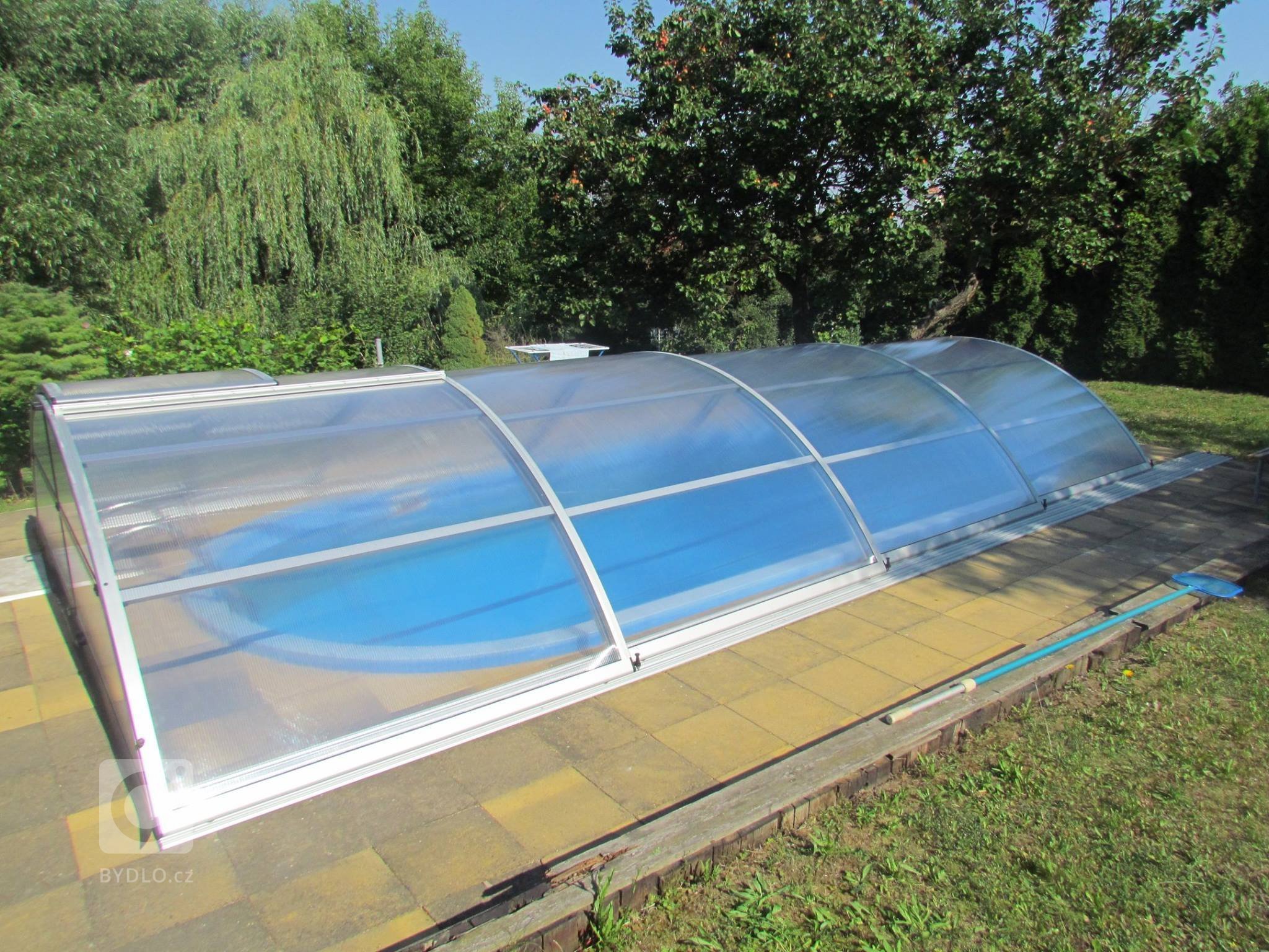 Bazénové zastřešení Alupo Ekonomy ve 4 segmentech.