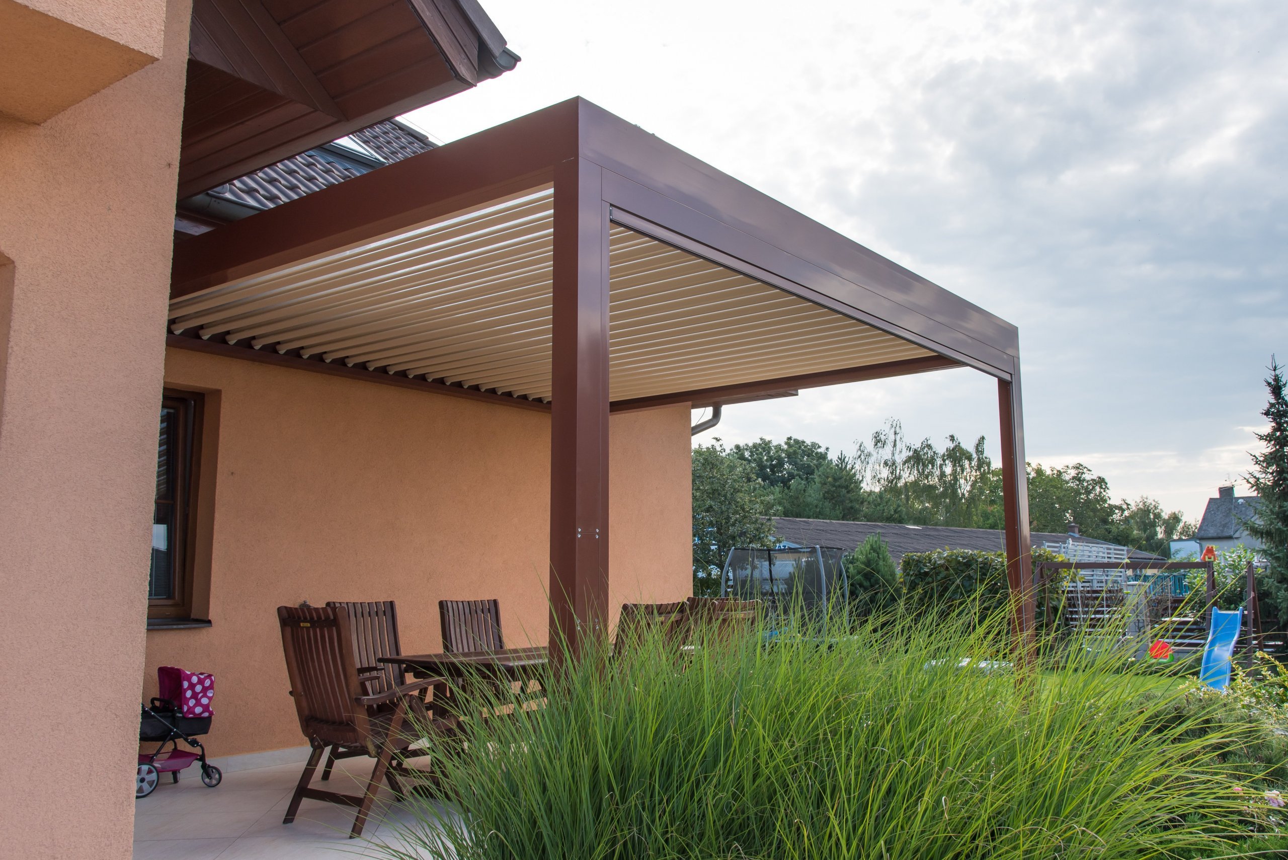 Realizace pergoly v Dobříči vznikla díky spolupráci se společností Technorol. K domu byla přistavěna hliníková pergola s bioklimatickými funkcemi. Zastřešení…