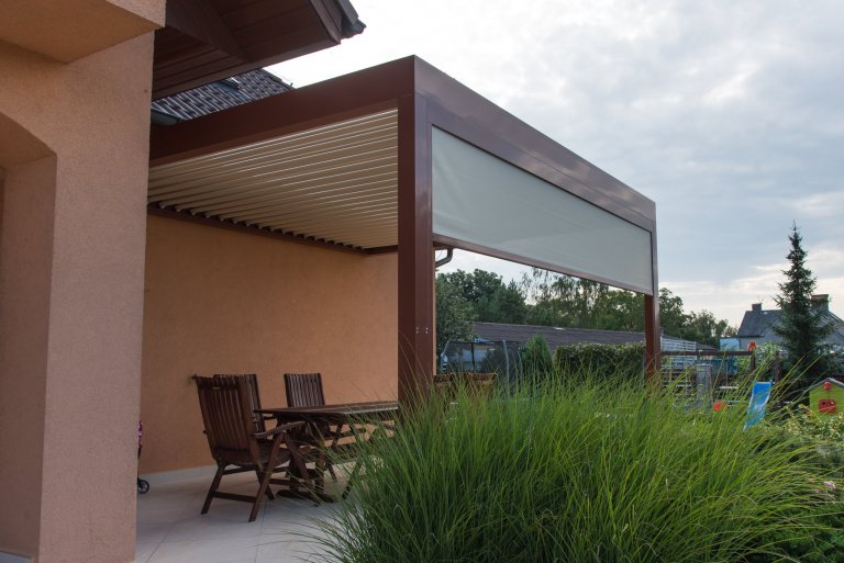 Realizace pergoly v Dobříči vznikla díky spolupráci se společností Technorol. K domu byla přistavěna hliníková pergola s bioklimatickými funkcemi. Zastřešení…