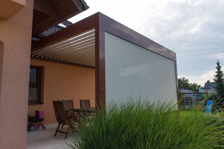 Realizace pergoly v Dobříči vznikla díky spolupráci se společností Technorol. K domu byla přistavěna hliníková pergola s bioklimatickými funkcemi. Zastřešení…